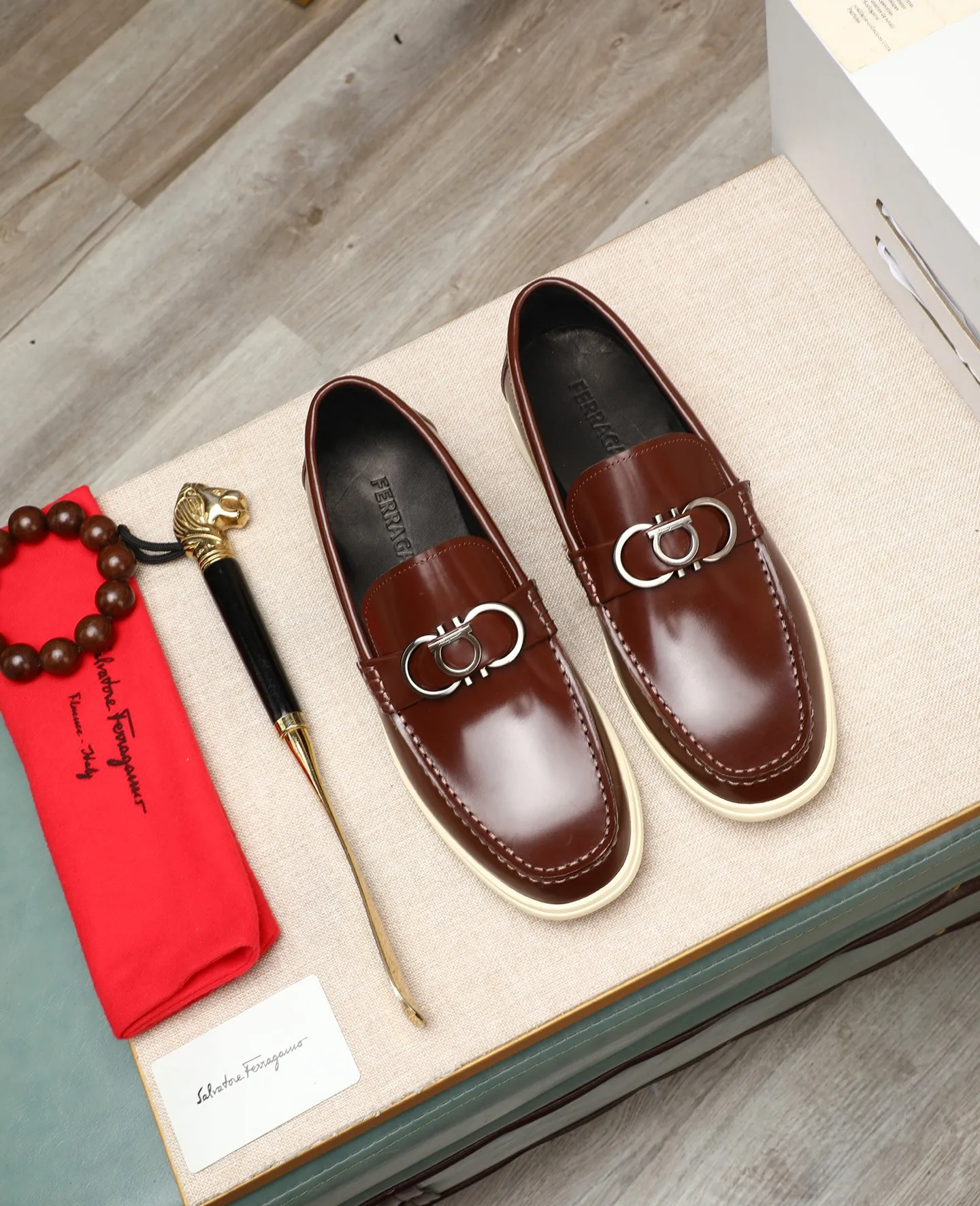 Men's shoes 💰580 📛📛(water-dyed cow lining) Salvatore Ferragamo high-end (Salvatore Ferragamo) is the top international luxury footwear brand. It comes from the fashion kingdom of Italy. It is famous all over the world for its traditional handmade design and novel styles... 🚶🏻🚶🏻New suit shoes are available simultaneously at the counter. This style is purely handmade. The fabric is imported Italian calfskin➕Soft water-dyed cowhide lining. Original authentic outsole🌀🌀Size: 38➖44 (45 46 customized)